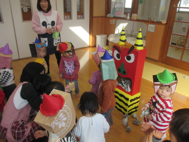 豆まき ０ １歳児 宮崎学園短期大学附属清武みどり幼稚園公式ウェブサイト宮崎学園短期大学附属清武みどり幼稚園公式ウェブサイト